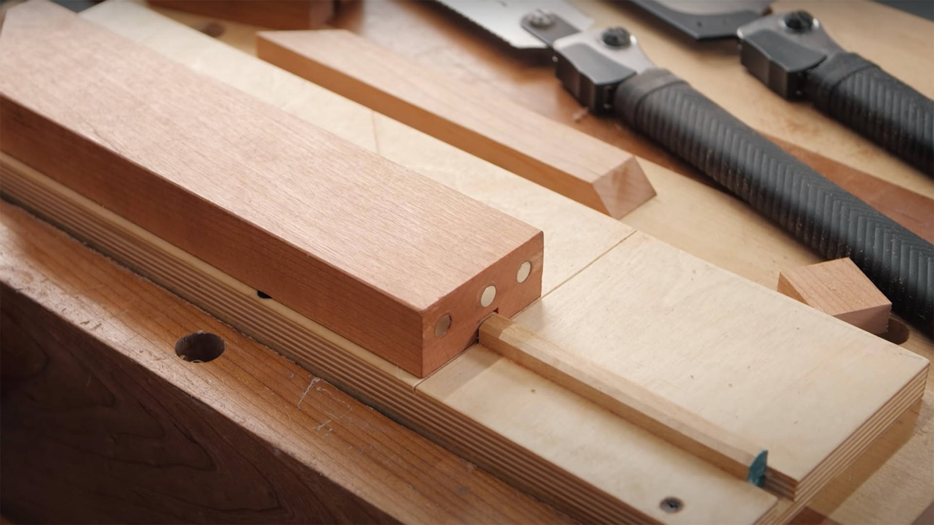 Magnets: Your Secret Weapon for Precision Hand Sawing (Quick Tip)